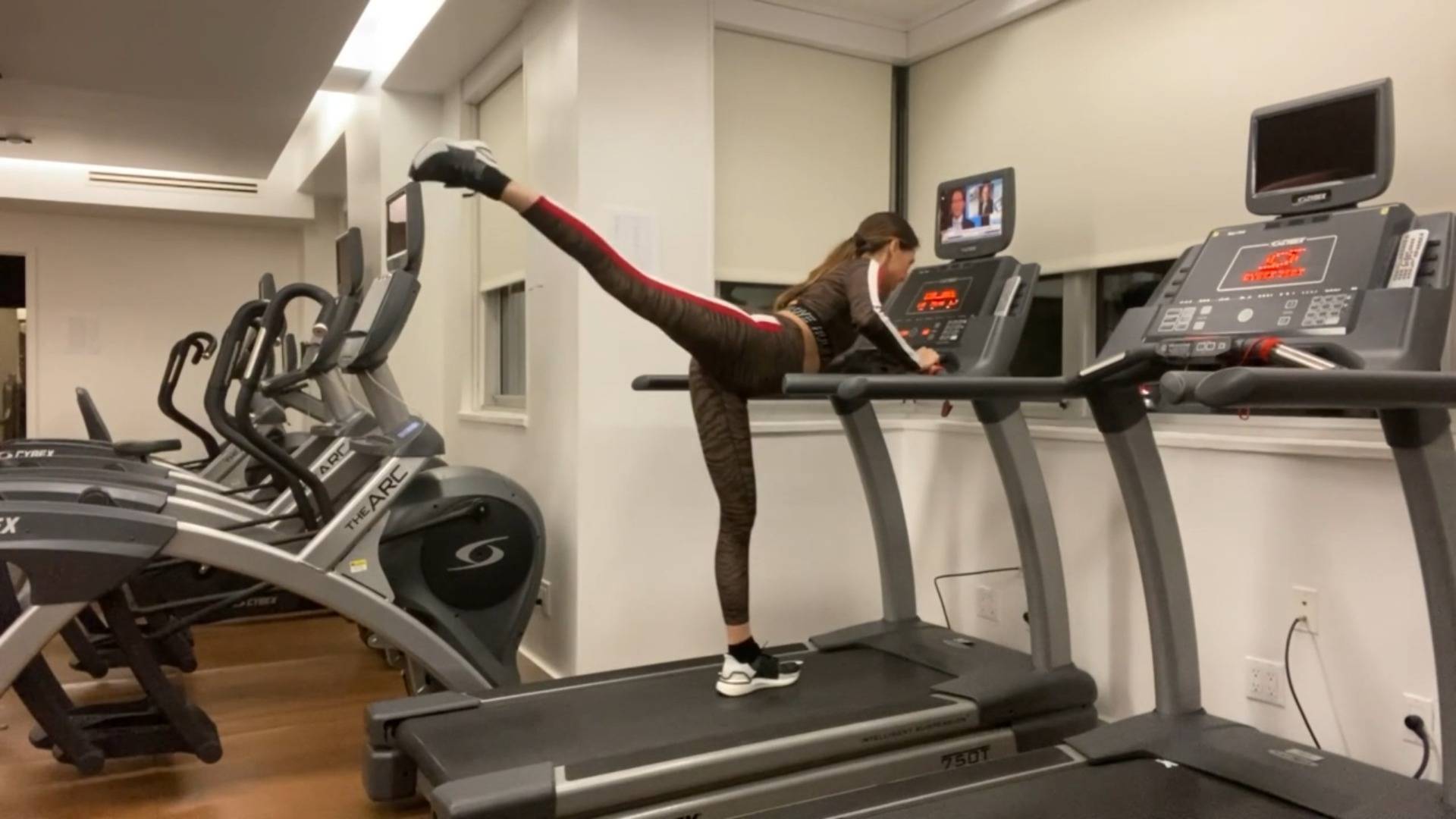 20 Min Treadmill w/ Legs
