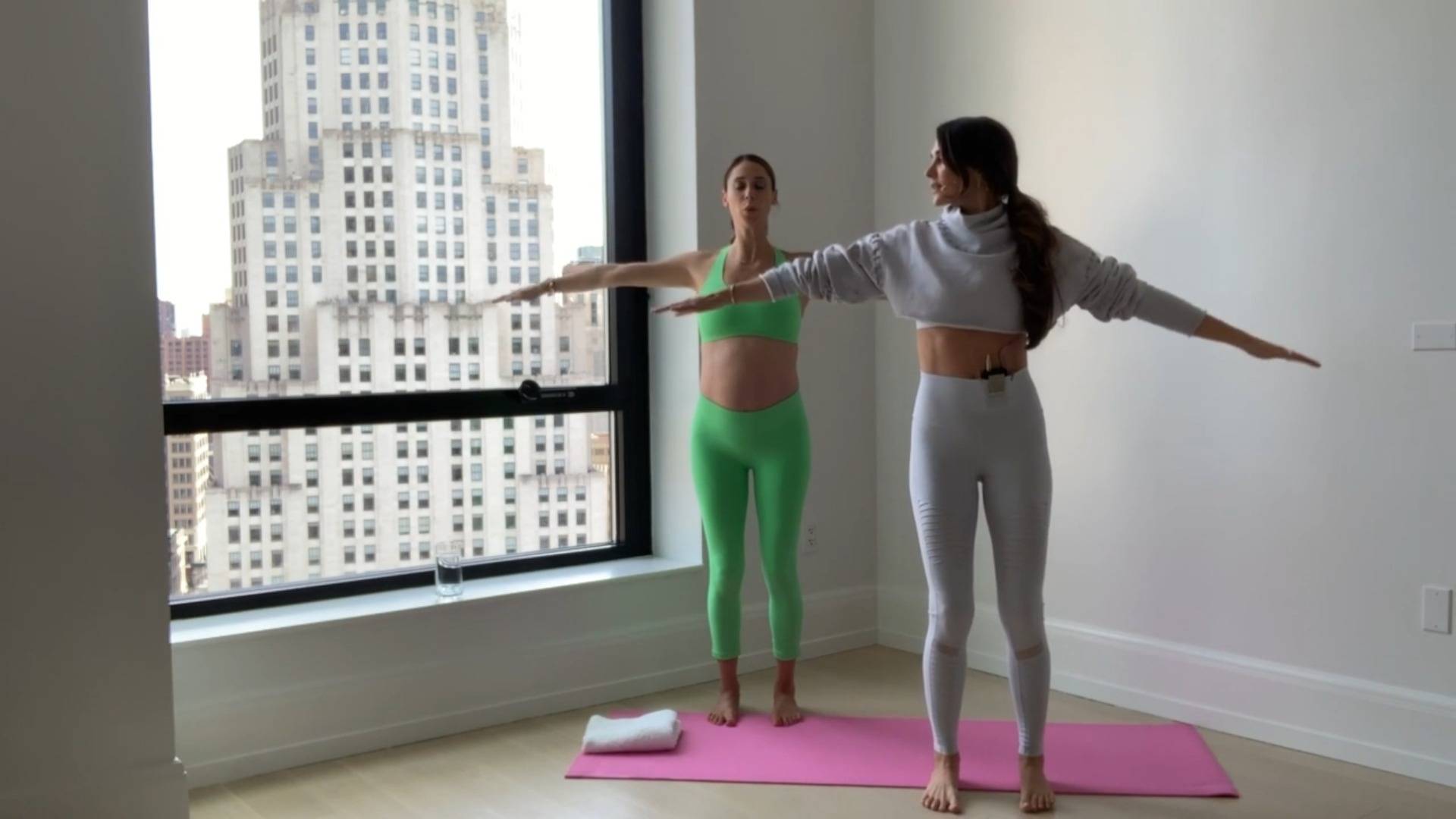 25 Min Full Body w/ @lindsilanestyle (Pre & Postnatal Friendly)