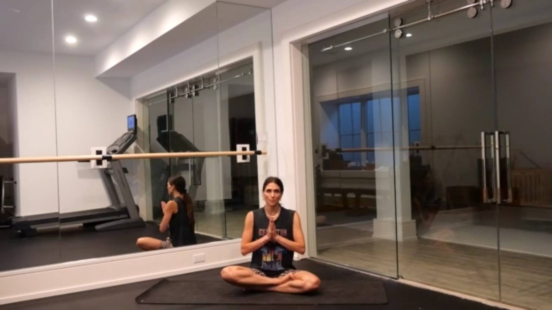 18 Min Beginner Flow (Pre & Postnatal Friendly)